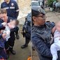 Policiais militares conduziram negociação que resultou na libertação de um bebê de três meses mantido pelo pai dentro de uma residência em Guarujá - Imagem: Divulgação/Polícia Militar