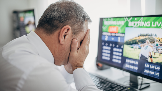 Proposta em discussão prevê punições para quem descumprir as regras, incluindo multa e possibilidade de cassação em determinadas situações - Imagem: Reprodução