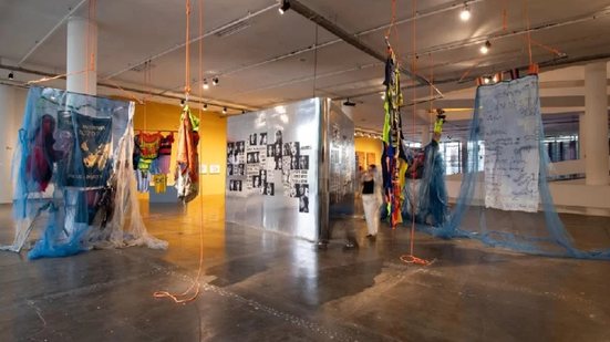 Mostra itinerante da 36ª Bienal de São Paulo será realizada no Sesc Santos, com obras de artistas contemporâneos e entrada gratuita - Imagem: Natt Fejfar/Fundação Bienal de São Paulo