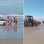 Veículo ficou preso na faixa de areia e precisou ser retirado com auxílio de máquina em Bertioga - Imagem: Reprodução/Redes Sociais