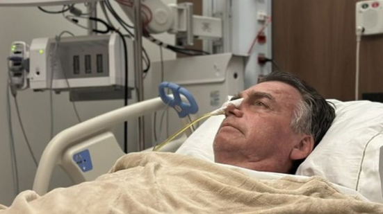 Bolsonaro apresenta crises de soluços e episódios frequentes de apneia do sono, segundo laudo médico. - Imagem: @carlosbolsonaro