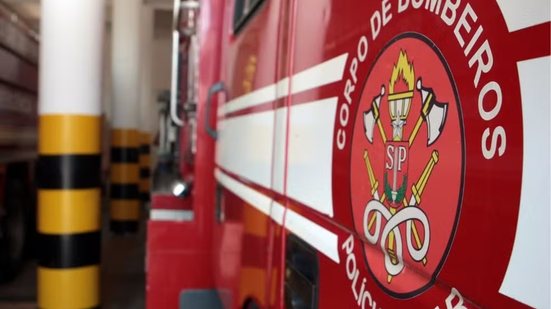 Equipes do Corpo de Bombeiros atuaram no combate ao incêndio que destruiu cinco moradias no bairro Jóquei Clube, em São Vicente, durante a noite de quarta-feira (27) - Imagem: Claudio Vitor Vaz/Arquivo A Tribuna Jornal