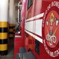 Equipes do Corpo de Bombeiros controlaram o incêndio em um galpão desativado no bairro Melvi, em Praia Grande; a origem das chamas será apurada por meio de perícia técnica - Imagem: Claudio Vitor Vaz/Arquivo A Tribuna Jornal