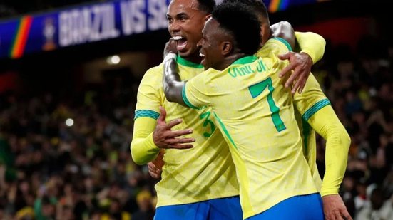 Casemiro é abraçado por Gabriel Magalhães e Vini Jr. após marcar segundo gol - Foto: Ian Kington / AFP