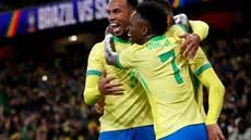 Casemiro é abraçado por Gabriel Magalhães e Vini Jr. após marcar segundo gol - Foto: Ian Kington / AFP