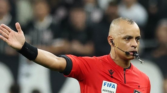 Com três árbitros principais na Copa, Brasil ganha destaque com apito no jogo de estreia - Foto: Cesar Greco