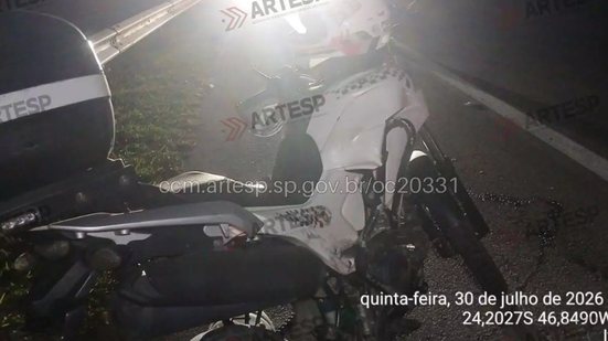 Acidente entre carro e moto da Polícia Militar deixa dois feridos na rodovia em Itanhaém - Imagem: Reprodução