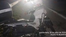 Acidente entre carro e moto da Polícia Militar deixa dois feridos na rodovia em Itanhaém - Imagem: Reprodução
