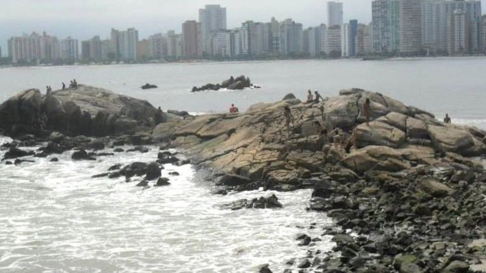 Homem encontrado na ilha Porchat não aparenta ser morador de rua, mas sua identidade permanece desconhecida após o achado - Foto: Esther Zancan