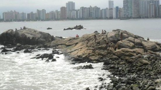 Homem encontrado na ilha Porchat não aparenta ser morador de rua, mas sua identidade permanece desconhecida após o achado - Foto: Esther Zancan