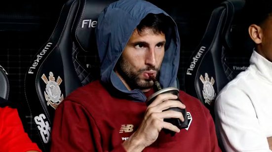 Calleri no banco antes de Corinthians x São Paulo - Foto: Marcos Ribolli