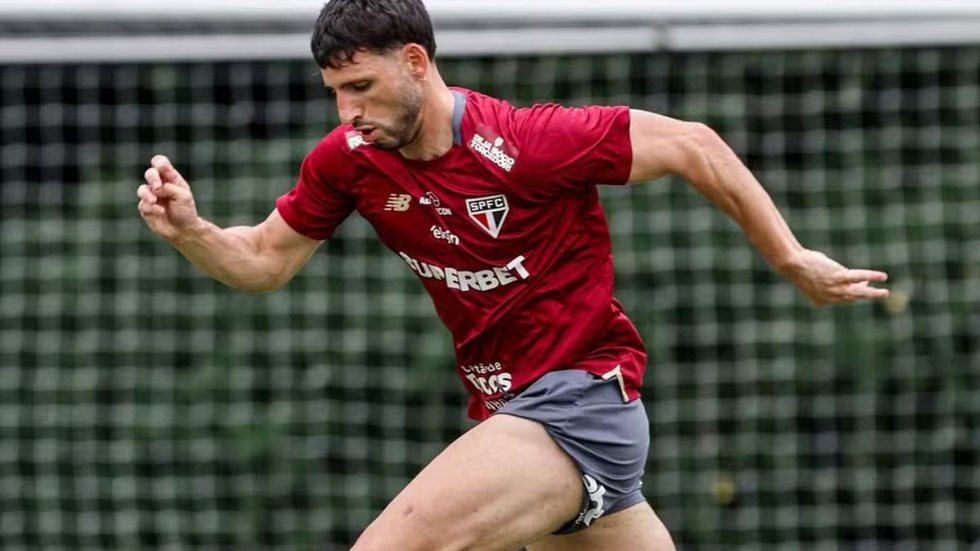 Calleri treina com bola no SuperCT - Foto: Rubens Chiri/SaoPauloFC