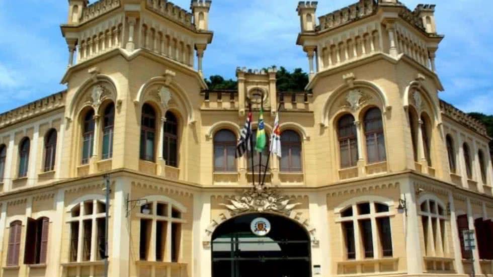 A Câmara de Santos aprova aumento de 1,2% para 1,8% na receita destinada às emendas parlamentares, impactando o orçamento municipal - Imagem: Reprodução