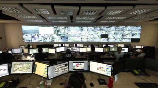 Tecnologia avançada permite que as câmeras detectem movimentações estranhas e leiam placas de veículos para maior segurança - Foto: Divulgação/ Prefeitura de Santos
