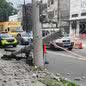 Devido às obras do VLT, a pista fica apertada e o poste fica muito próximo da rua - Imagem: Redes Sociais
