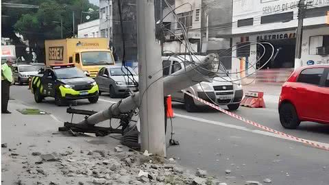 Devido às obras do VLT, a pista fica apertada e o poste fica muito próximo da rua - Imagem: Redes Sociais