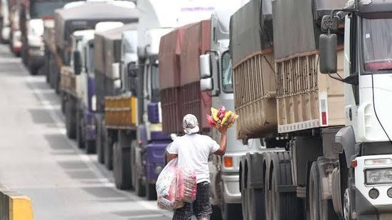 Caminhoneiros autônomos iniciaram mobilização no entorno do Porto de Santos para pressionar o Senado pela votação da MP do Frete. - Imagem: Roberto Vazquez / Futura Press
