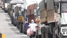 Caminhoneiros autônomos iniciaram mobilização no entorno do Porto de Santos para pressionar o Senado pela votação da MP do Frete. - Imagem: Roberto Vazquez / Futura Press