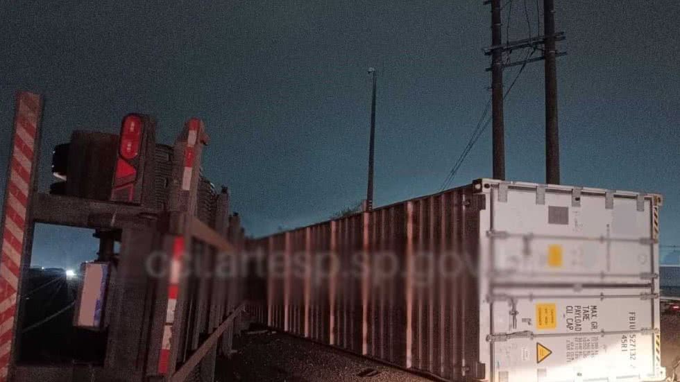 Caminhão com 29 toneladas de carne tomba em rodovia; motorista sai ileso - Imagem: Divulgação/ CCI Artesp