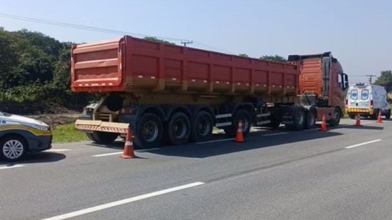 Motorista do caminhão não se feriu e passou por teste de bafômetro, que não indicou consumo de álcool - Foto: Reprodução/ CCI Artesp