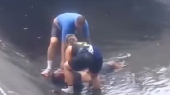 O acidente ocorreu na faixa de pedestres; a polícia busca identificar o motorista que causou o atropelamento - Imagem: Reprodução