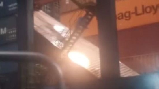 A Santos Brasil iniciou um protocolo de emergência e investiga o que causou o engate do equipamento - Imagem: Reprodução