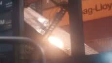 A Santos Brasil iniciou um protocolo de emergência e investiga o que causou o engate do equipamento - Imagem: Reprodução