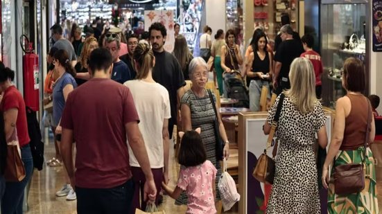 Consumidores devem intensificar compras em lojas físicas e online nos dias que antecedem o Dia das Mães, impulsionando o comércio - Imagem: Alexsander Ferraz/ATribuna