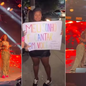 Jovem sobe ao palco após chamar atenção de Ludmilla com cartaz, momento ganhou destaque nas redes sociais - Imagem: Reprodução e Arquivo Pessoal