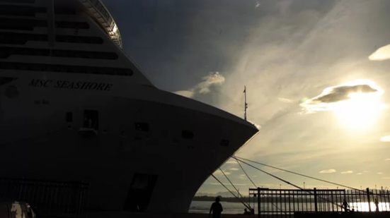 Navio de cruzeiro atracado no terminal portuário de Santos durante a temporada 2025/2026 - Imagem: Francisco Arrais/Divulgação Prefeitura de Santos