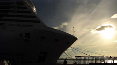 Navio de cruzeiro atracado no terminal portuário de Santos durante a temporada 2025/2026 - Imagem: Francisco Arrais/Divulgação Prefeitura de Santos