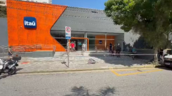 Local onde homem foi morto após ataque com faca em frente a agência bancária, em Santos, no litoral paulista - Imagem: Daniel Rodrigues/A Tribuna Jornal