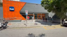 Local onde homem foi morto após ataque com faca em frente a agência bancária, em Santos, no litoral paulista - Imagem: Daniel Rodrigues/A Tribuna Jornal