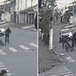 Servente de pedreiro de 32 anos foi baleado na região da nuca enquanto seguia de bicicleta para o trabalho, no bairro Parque Bitaru, em São Vicente. Autor do disparo fugiu e é procurado pela Polícia Civil - Imagem: Reprodução/Câmera de Segurança