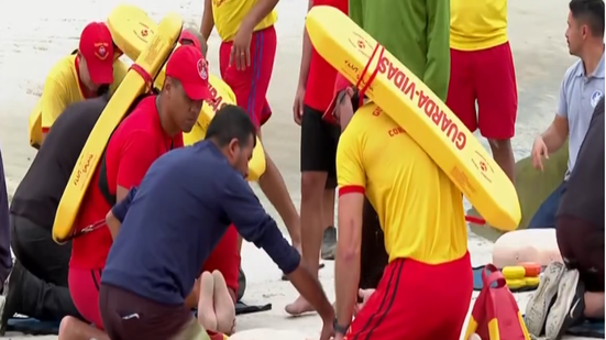 Moradores e guarda-vidas participaram de treinamento voltado à prevenção e ao atendimento de emergências no Rio Guaratuba, em Bertioga - Imagem: Tv Tribuna