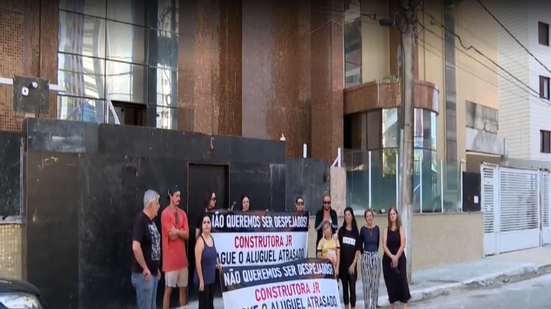 Residencial Giovannina Sarane Galavoti, no bairro Aviação, em Praia Grande, permanece interditado desde fevereiro de 2024 após danos estruturais em três pilares - Imagem: Tv Tribuna