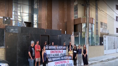 Residencial Giovannina Sarane Galavoti, no bairro Aviação, em Praia Grande, permanece interditado desde fevereiro de 2024 após danos estruturais em três pilares - Imagem: Tv Tribuna