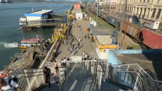 Passageiros utilizam a Passarela da Alfândega, no Centro de Santos, enquanto os elevadores permanecem fora de funcionamento. Rampa foi liberada como alternativa durante o período de manutenção - Imagem: Tv Tribuna