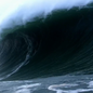 Rodrigo Koxa durante descida em onda gigante em Nazaré, Portugal. O surfista, morador de Guarujá, concorre ao Red Bull Big Wave Challenge 2026 com uma onda preliminarmente medida em 29,15 metros - Imagem: Tv Tribuna