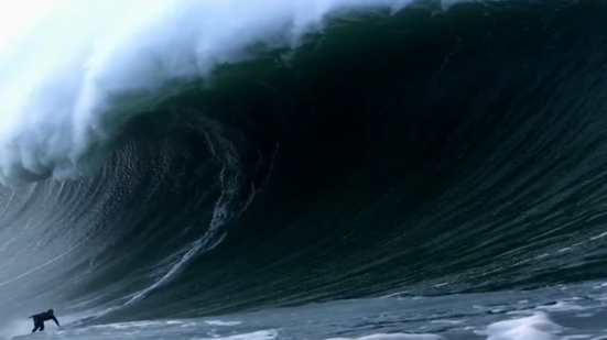 Rodrigo Koxa durante descida em onda gigante em Nazaré, Portugal. O surfista, morador de Guarujá, concorre ao Red Bull Big Wave Challenge 2026 com uma onda preliminarmente medida em 29,15 metros - Imagem: Tv Tribuna