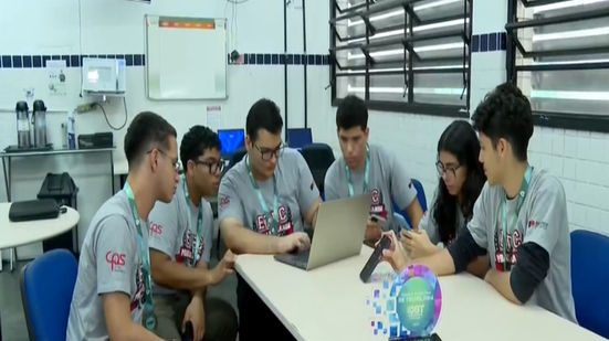 Estudantes da Etec de Praia Grande conquistaram medalha de bronze na 5ª Olimpíada Brasileira de Tecnologia com o projeto Libridge, aplicativo desenvolvido com foco em acessibilidade e inclusão - Imagem: Tv Tribuna