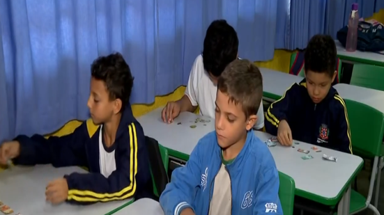 Estudantes da rede municipal de São Vicente participam de atividades do projeto Pequenos Economistas, que leva conceitos de planejamento, economia e consumo consciente a alunos do 3º ao 5º ano - Imagem: Tv Tribuna