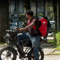 Circulação de bicicletas elétricas e outros veículos de mobilidade elétrica aumentou em Santos e veio acompanhada de alta superior a 80% nos acidentes registrados nos primeiros sete meses de 2026, em comparação com todo o ano de 2025 - Imagem: Tv Tribuna