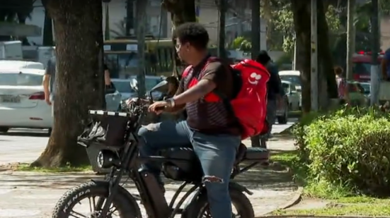 Circulação de bicicletas elétricas e outros veículos de mobilidade elétrica aumentou em Santos e veio acompanhada de alta superior a 80% nos acidentes registrados nos primeiros sete meses de 2026, em comparação com todo o ano de 2025 - Imagem: Tv Tribuna