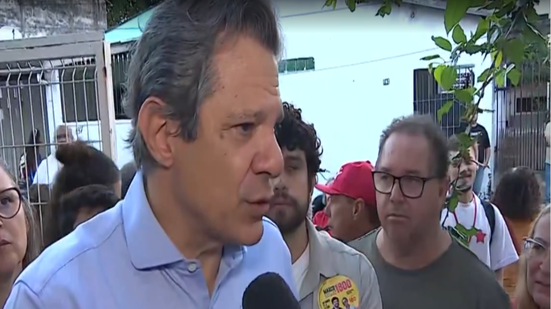 Fernando Haddad (PT) cumpriu agenda de campanha nesta quinta-feira (3), com compromissos em São José dos Campos e Caraguatatuba. O candidato ao Governo de São Paulo participou de entrevista e apresentou propostas durante a passagem pela região - Imagem: Tv Tribuna
