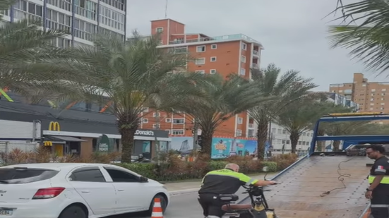 Moto elétrica classificada como ciclomotor foi apreendida no bairro Boqueirão, em Praia Grande, após um adolescente ser flagrado conduzindo o veículo sem habilitação - Imagem: @praiagrandemilgrauoficial