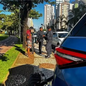 Momento da abordagem que resultou na prisão do infrator de 31 anos - Imagem: Divulgação | Prefeitura de Santos