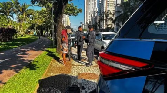 Momento da abordagem que resultou na prisão do infrator de 31 anos - Imagem: Divulgação | Prefeitura de Santos
