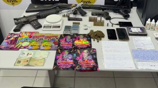 Durante a busca, a polícia encontrou armas, drogas e cartas que confirmavam a ligação do morador com o crime organizado, mas a jovem alega inocência - Imagem: Reprodução