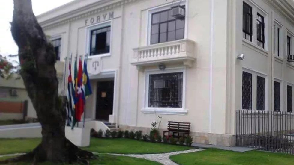 Após uma discussão, vigilante ataca mulher com faca e, em seguida, se suicida no Fórum, chocando a comunidade local - Foto: G1 Santos